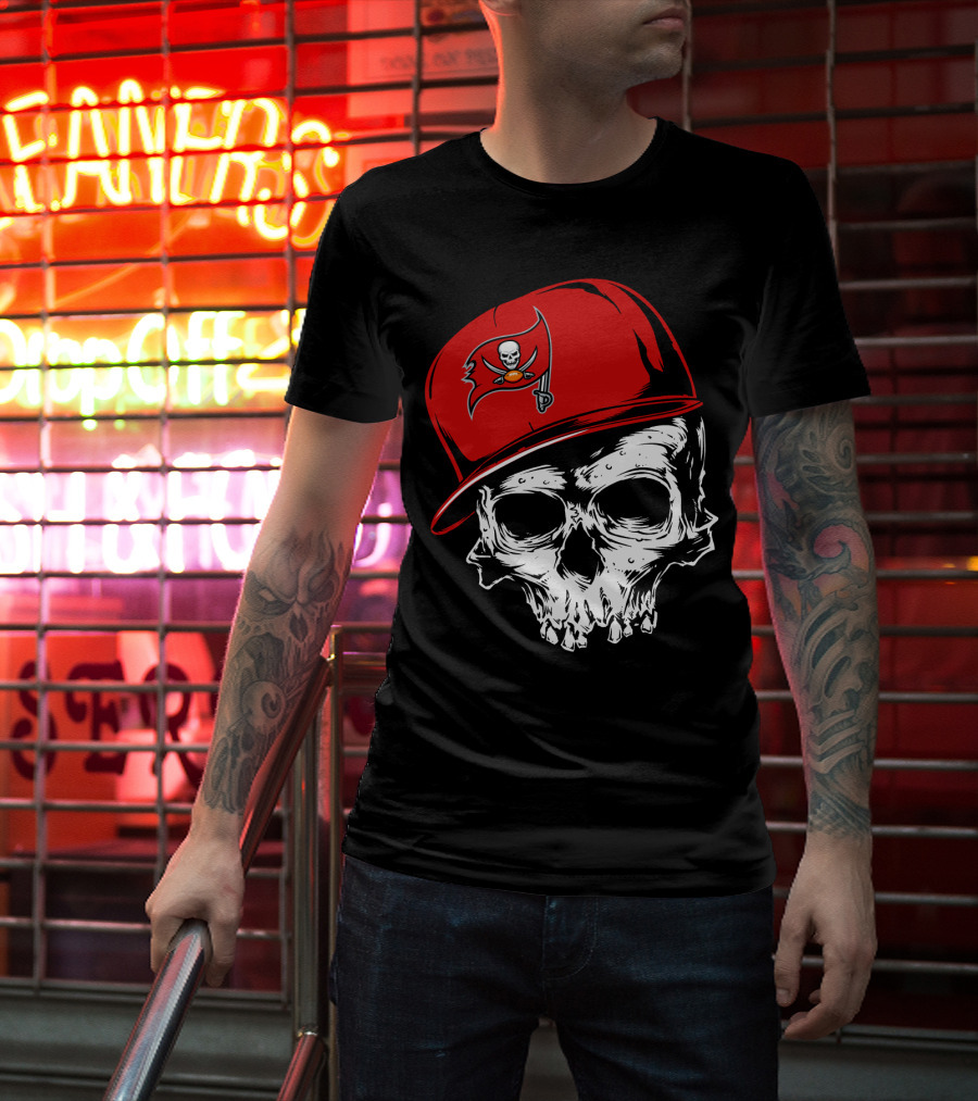 Tampa Bay Buccaneers Skull With Red Cap And Pirate Flag T-Shirt