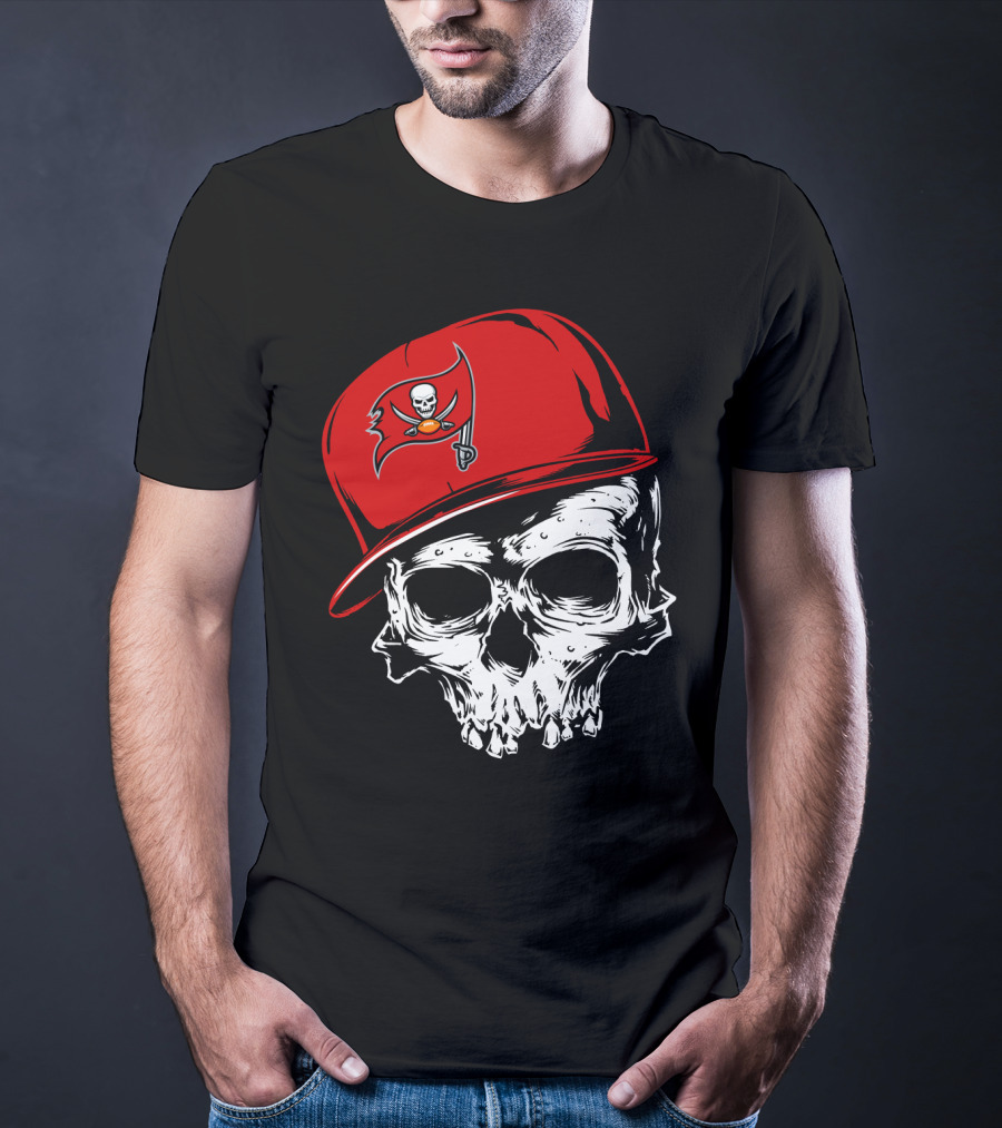 Tampa Bay Buccaneers Skull With Red Cap And Pirate Flag T-Shirt