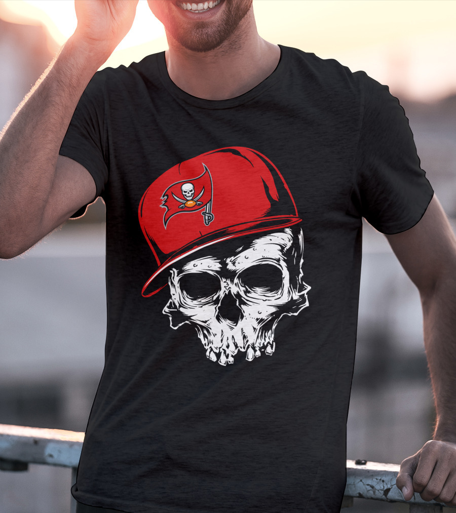 Tampa Bay Buccaneers Skull With Red Cap And Pirate Flag T-Shirt