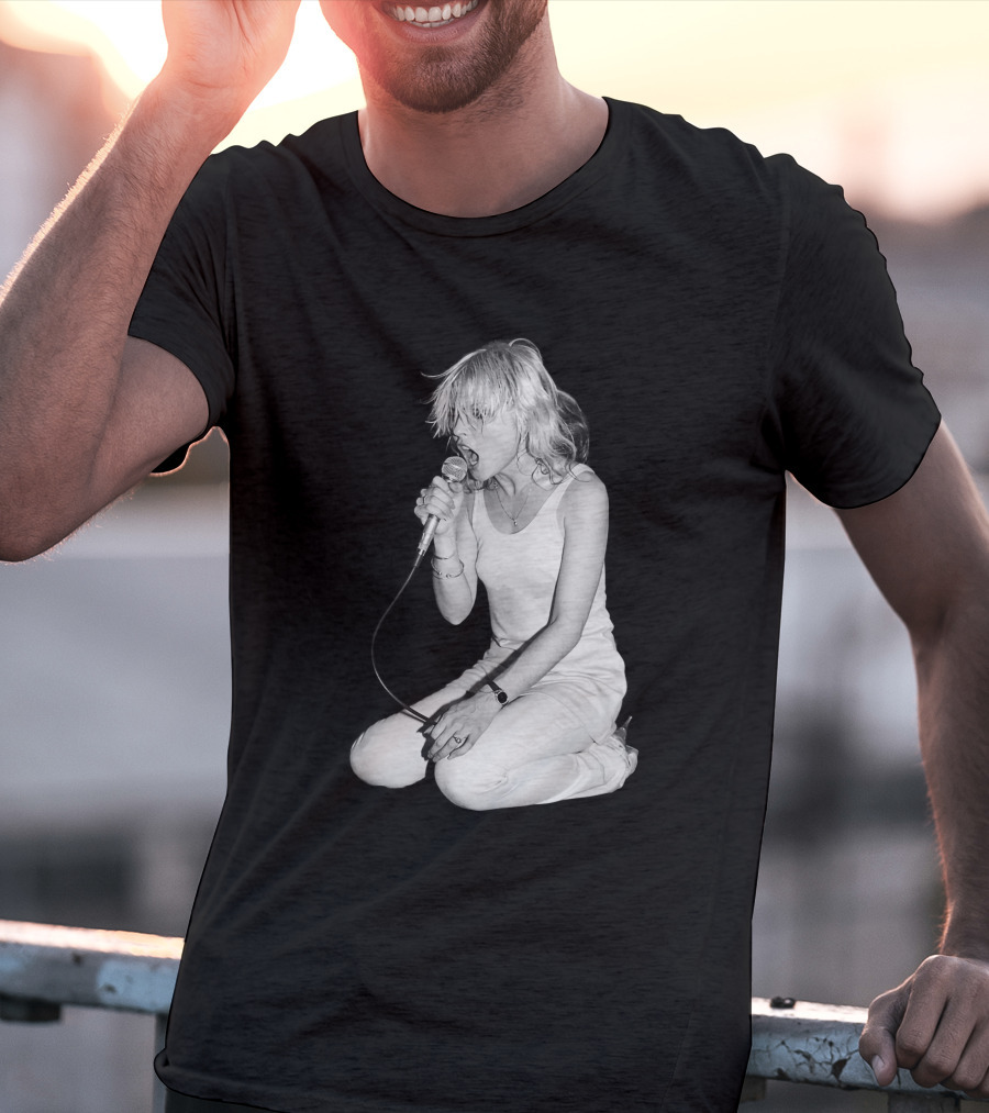 Blondie Lead Singer Onstage Kneeling Performance T-Shirt