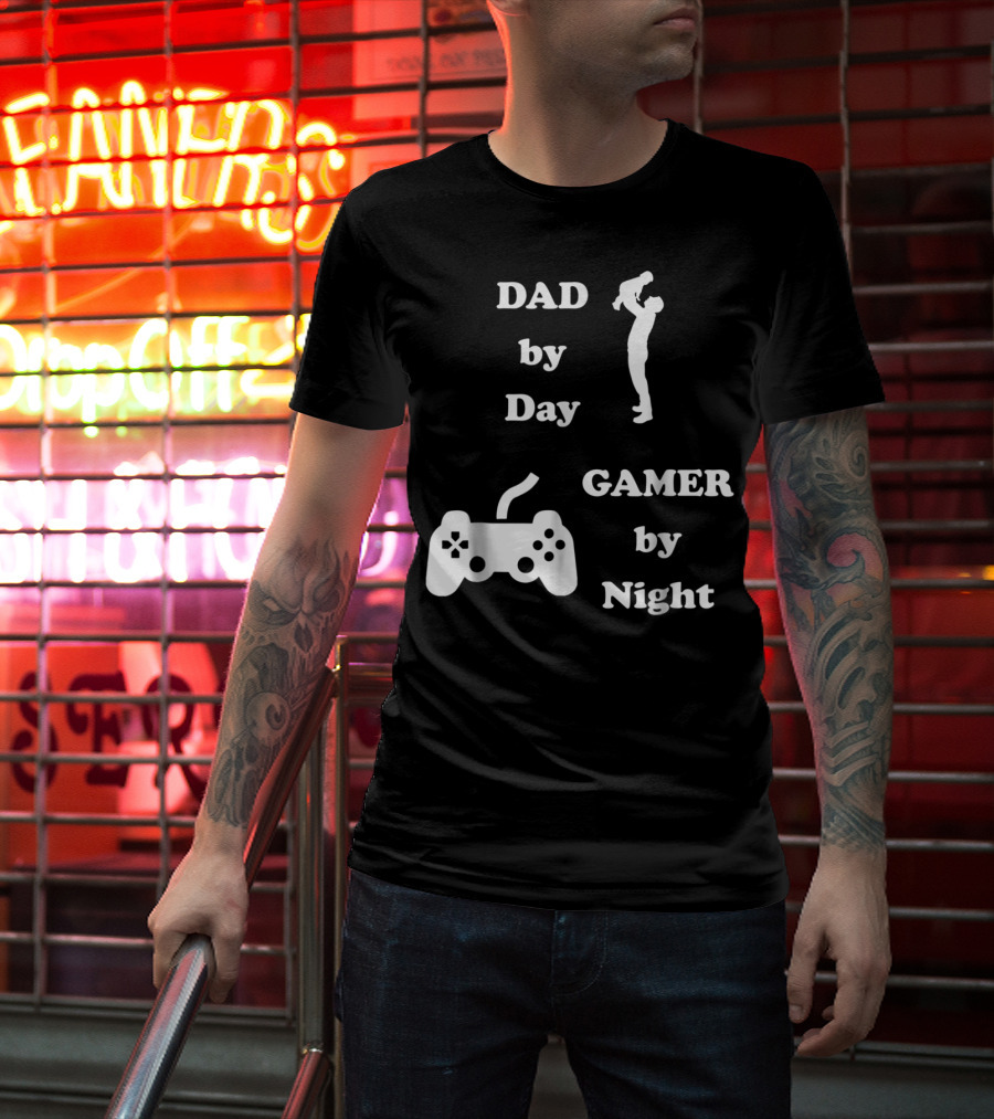 DAD By Day GAMER By Night Gamer Dad Controller T-Shirt