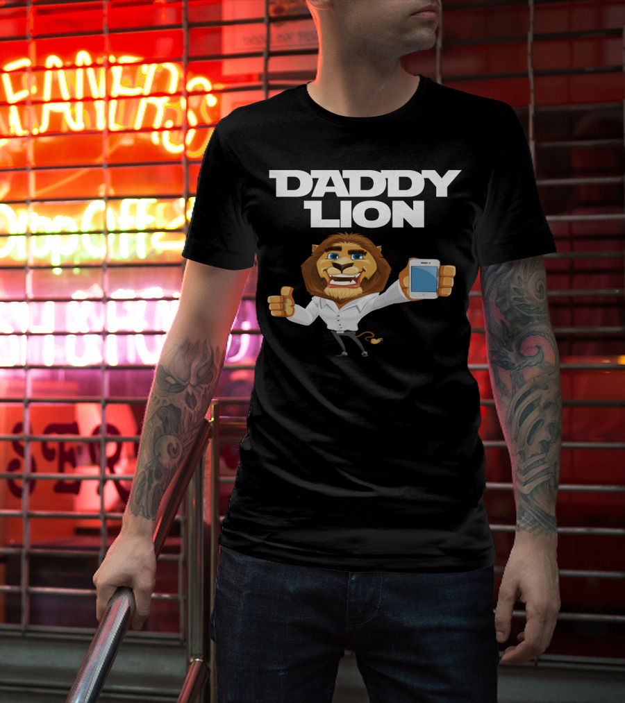 Daddy Lion With Smartphone Thumbs Up T-Shirt