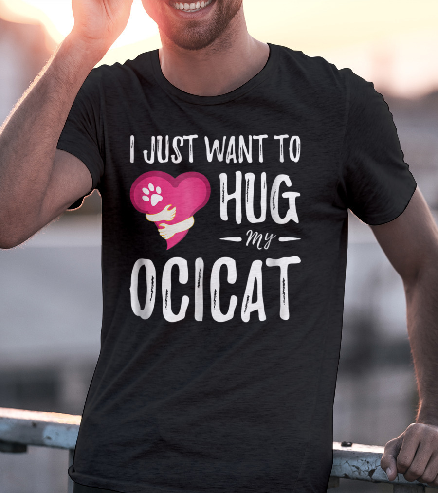 I Just Want To Hug My Ocicat Cat Lover Mom Hugging Idea92 T-Shirt