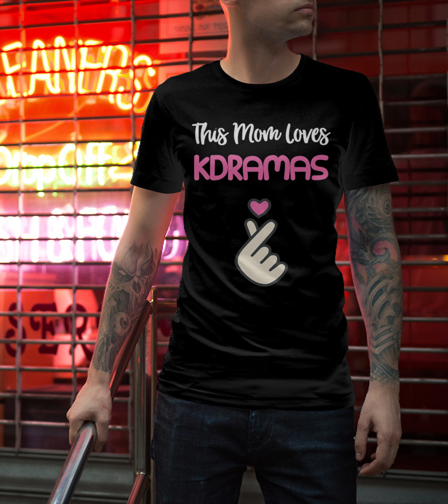 This KPop Mom Loves Kdramas With Heart Hand Gesture T-Shirt