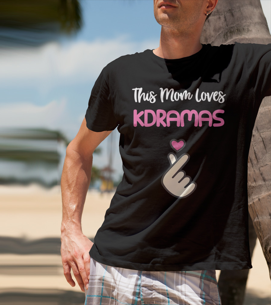 This KPop Mom Loves Kdramas With Heart Hand Gesture T-Shirt