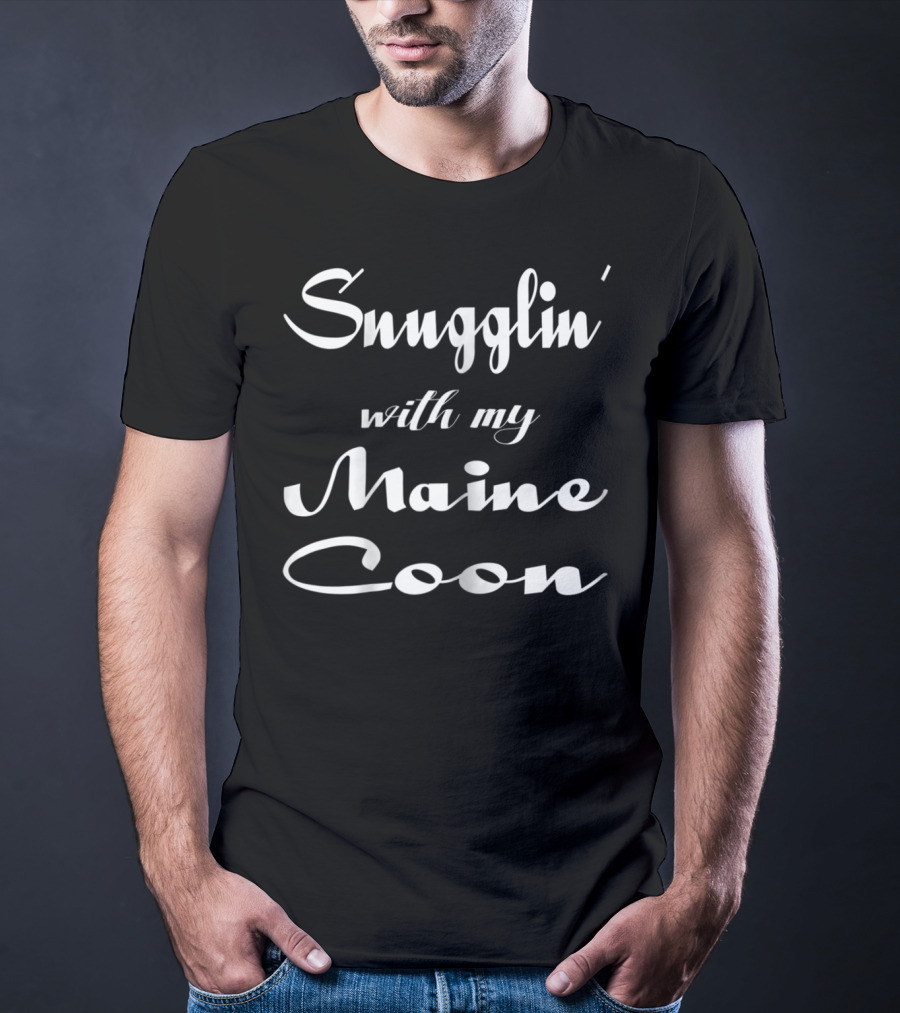 Snugglin' With My Maine Coon Cat Mom Cat Lover Mama T-Shirt