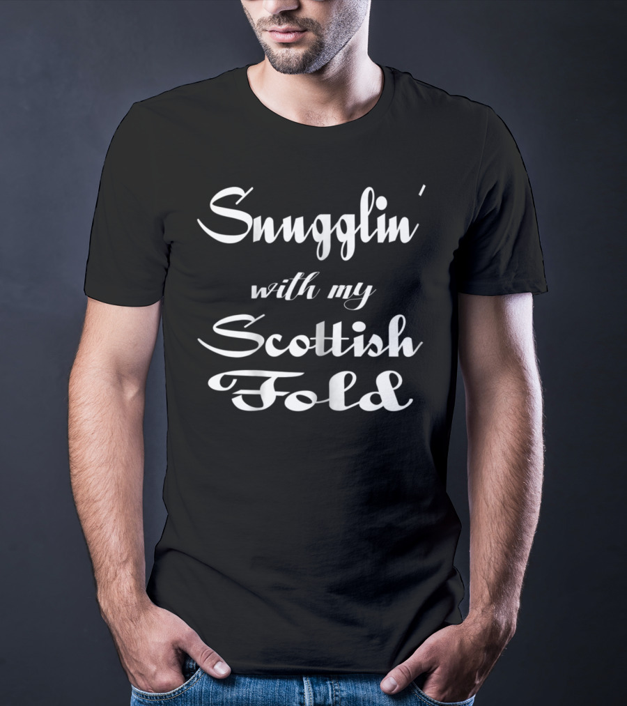 Snugglin' With My Scottish Fold Cat Mom Cat Lover Mama T-Shirt