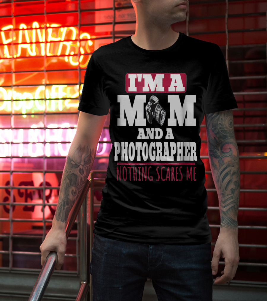 I'm A Mom And A Photographer Nothing Scares Me T-Shirt