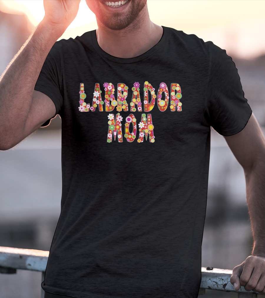 Labrador Mom Flower Decorated Text T-Shirt