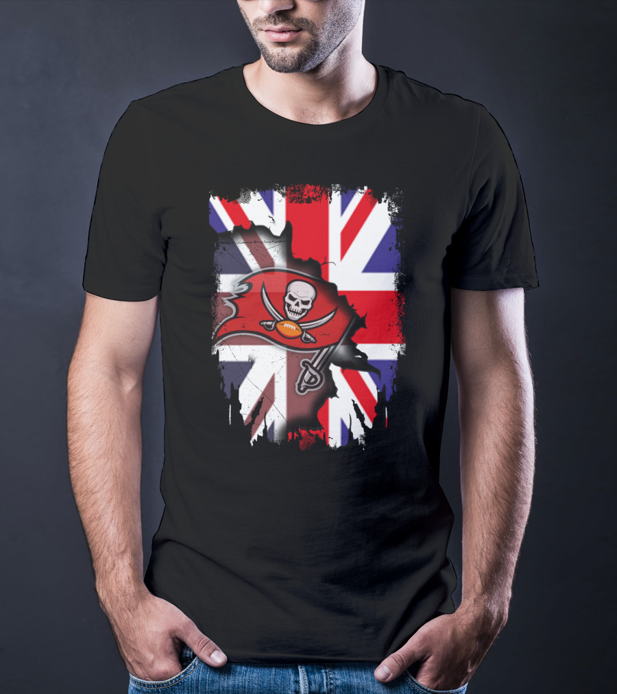 United Kingdom Flag With Buccaneers Skull And Swords T-Shirt