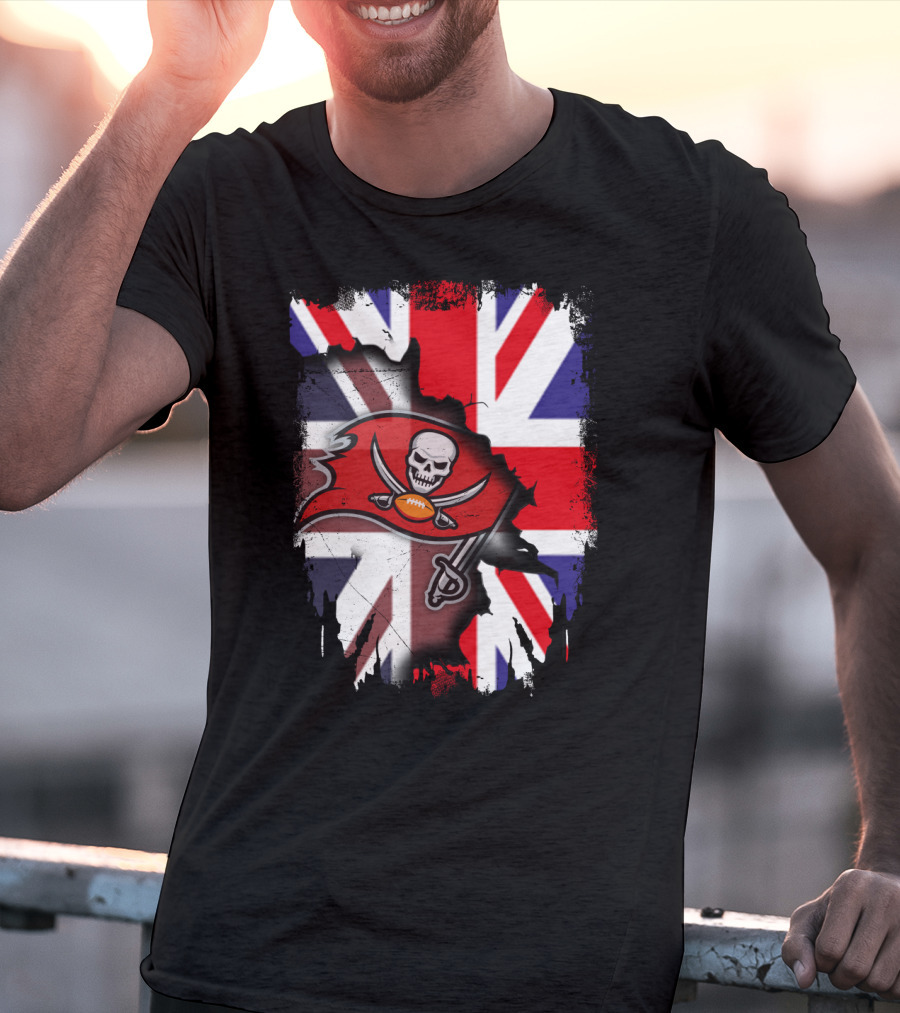 United Kingdom Flag With Buccaneers Skull And Swords T-Shirt