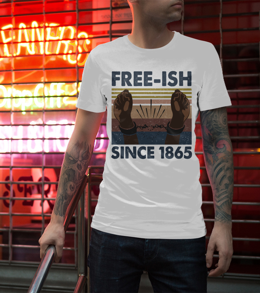 Freeish Since 1865 Vintage Black Day Fists Breaking Chains Retro Stripes T-Shirt