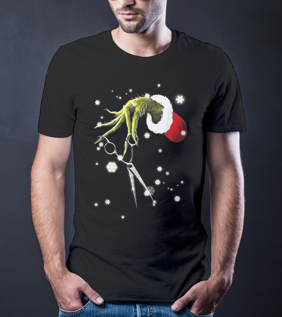 Grinch Hand With Scissors Santa Hat Snowflakes Hairdresser Christmas SE T-Shirt