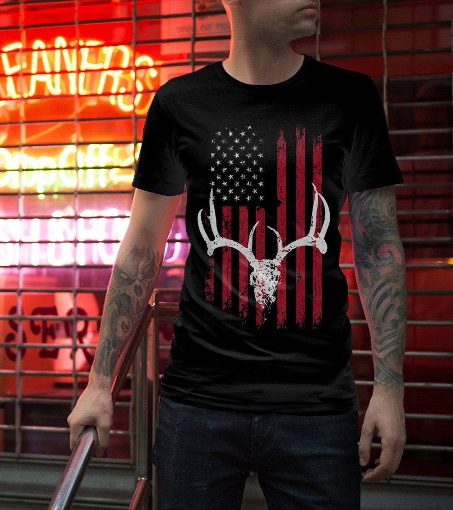 Vintage Deer USA Flag Animals Lover Antlers Rustic Patriotic T-Shirt