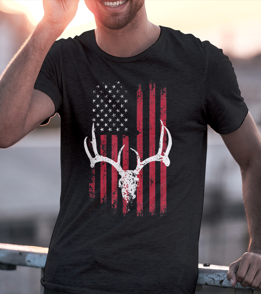 Vintage Deer USA Flag Animals Lover Antlers Rustic Patriotic T-Shirt
