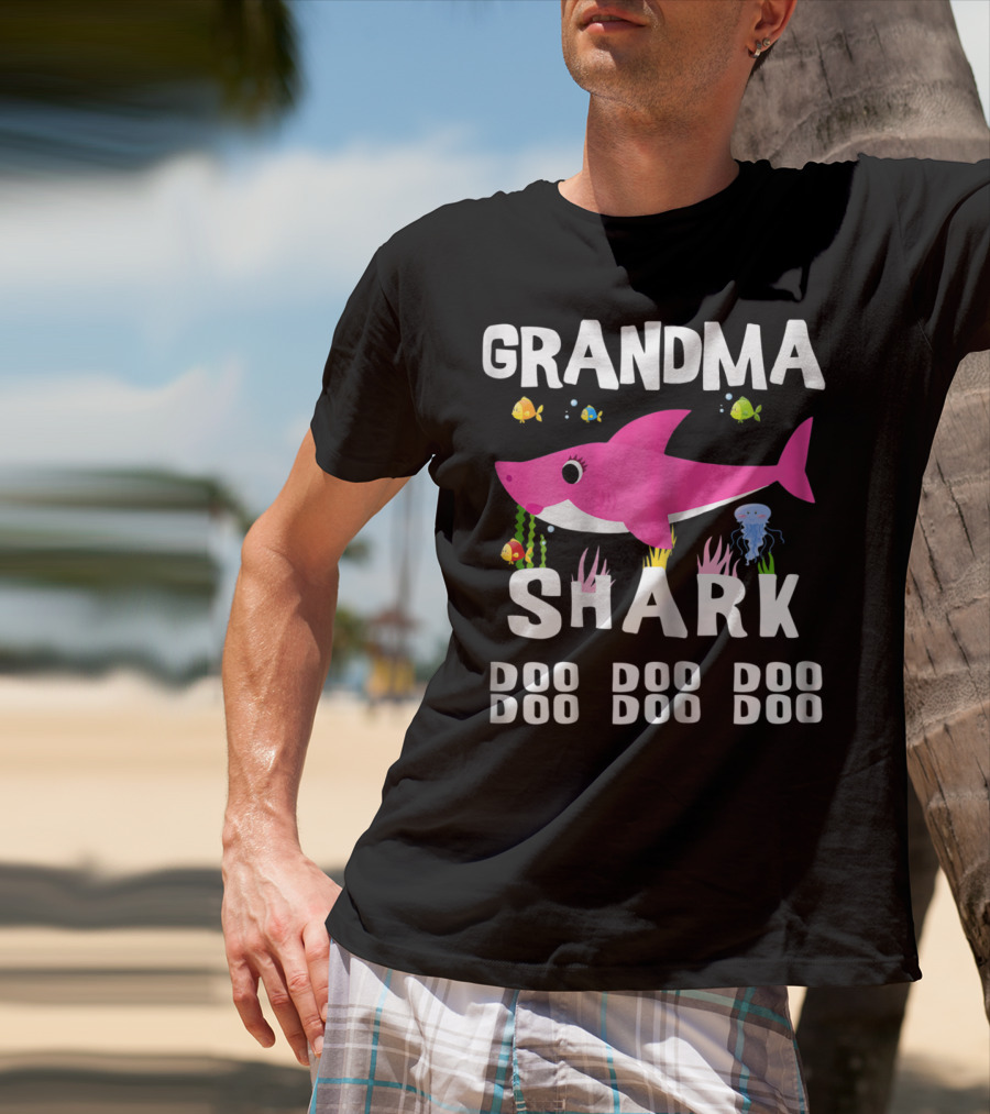 Grandma Shark Doo Doo Doo Mothers Pink Cartoon Fish Sea Creatures T-Shirt