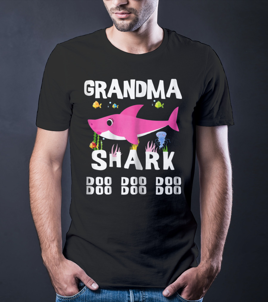 Grandma Shark Doo Doo Doo Mothers Pink Cartoon Fish Sea Creatures T-Shirt