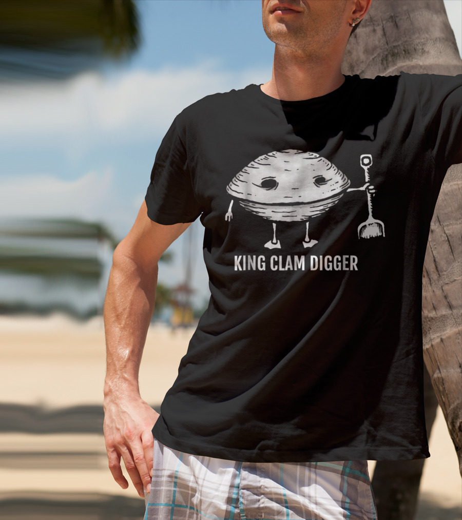KING CLAM DIGGER WITH SMILING CLAM HOLDING SHOVEL T-Shirt