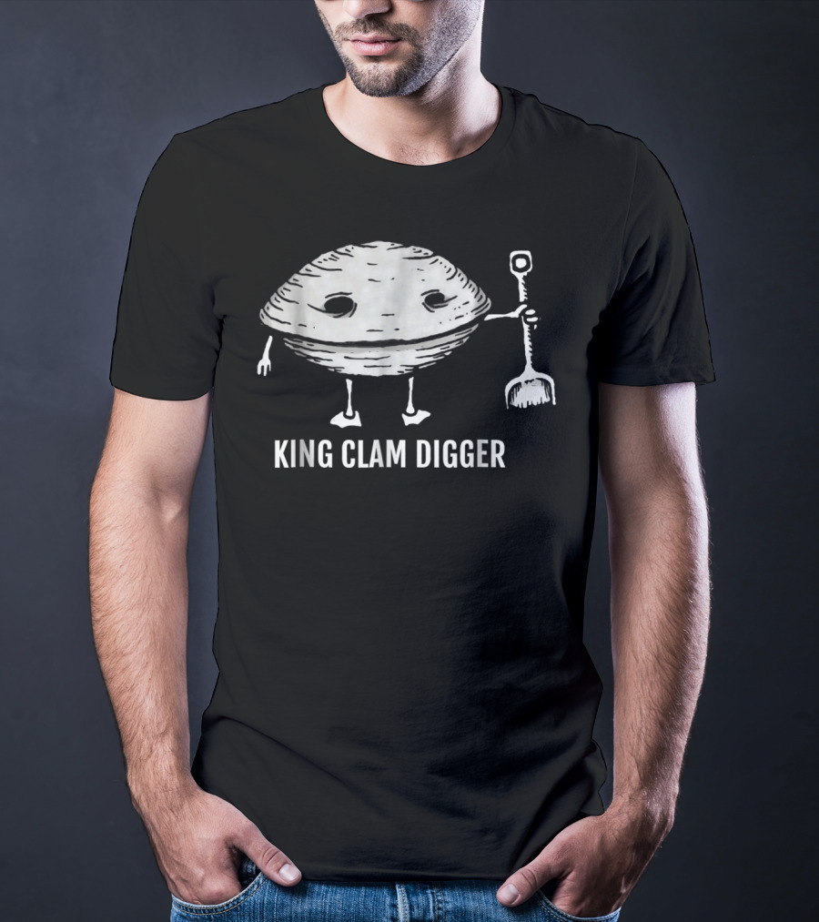 KING CLAM DIGGER WITH SMILING CLAM HOLDING SHOVEL T-Shirt