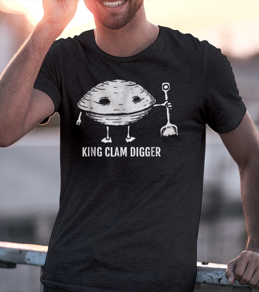 KING CLAM DIGGER WITH SMILING CLAM HOLDING SHOVEL T-Shirt