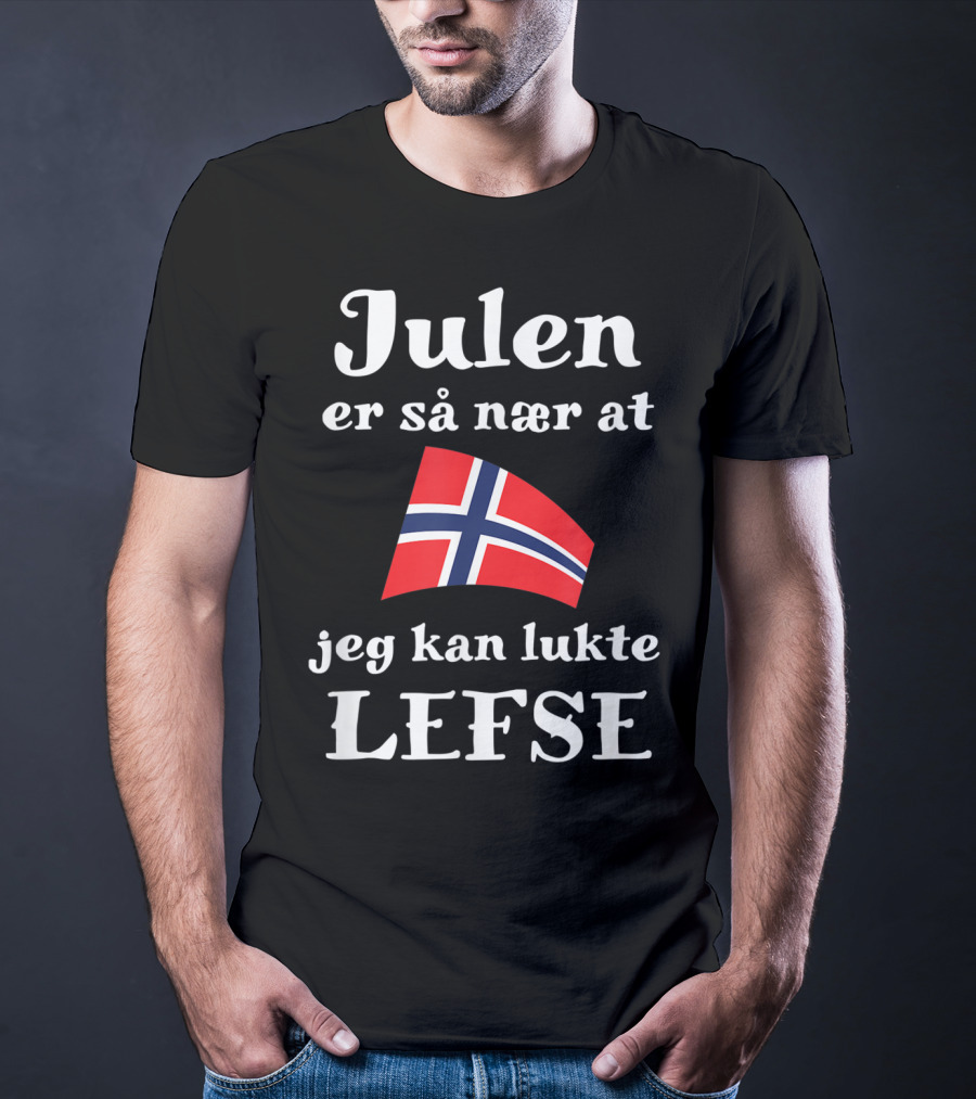 Julen Er Så Nær At Jeg Kan Lukte Lefse Norwegian Flag T-Shirt