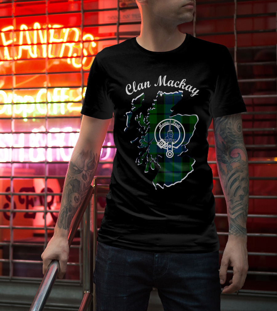 Clan Mackay Scottish Tartan Map Manu Forti Badge T-Shirt