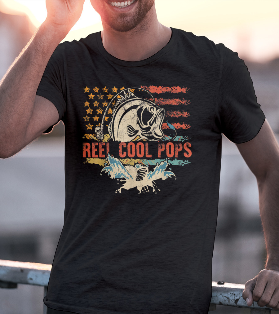 Reel Cool Pops Funny Fishing Father's Day American Flag Bass Fish Vintage Retro T-Shirt