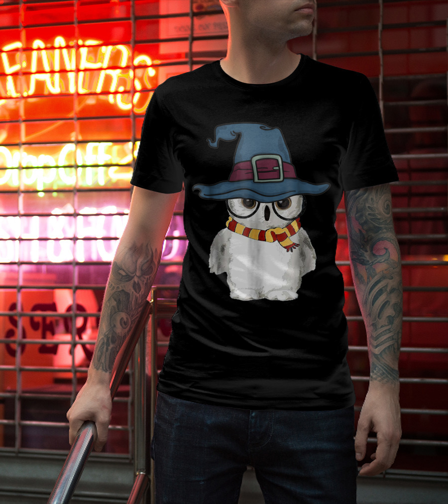 Cute Owl Wizard Hat With Striped Scarf T-Shirt