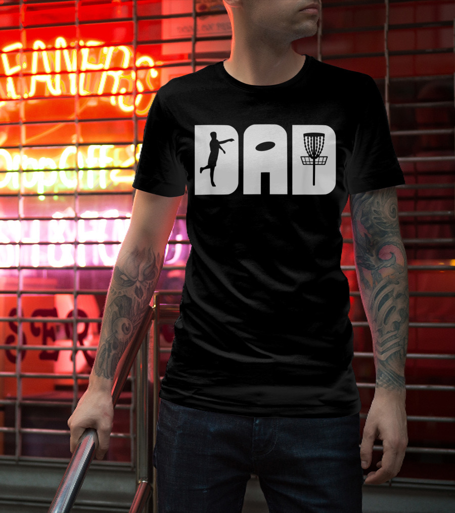 Funny Disc Golf Dad Throwing Frisbee Basket T-Shirt