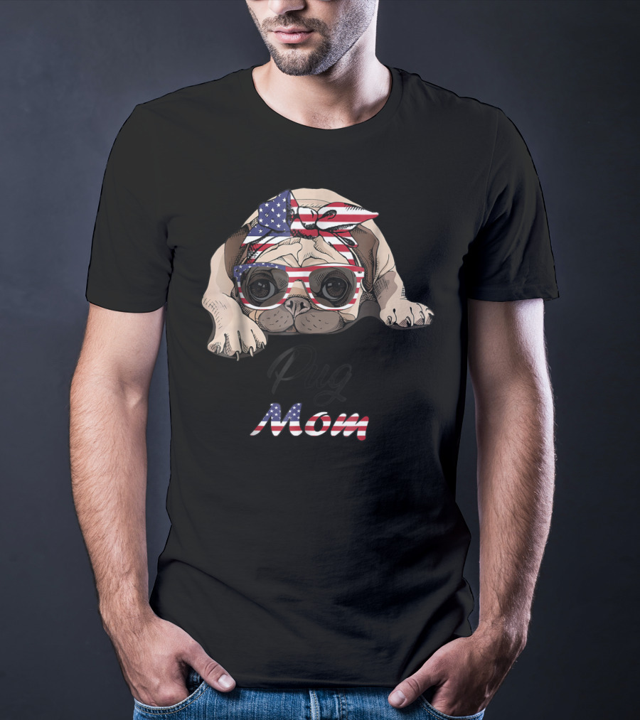 Pug Mom American Flag Bandana And Glasses T-Shirt