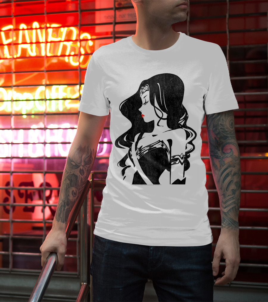 Justice League Wonder Woman Profile Silhouette With Red Lips T-Shirt