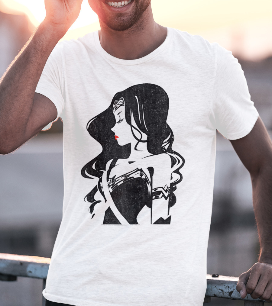 Justice League Wonder Woman Profile Silhouette With Red Lips T-Shirt