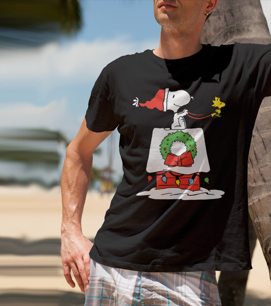 Peanuts Snoopy Santa Woodstock Christmas Wreath Doghouse Lights T-Shirt