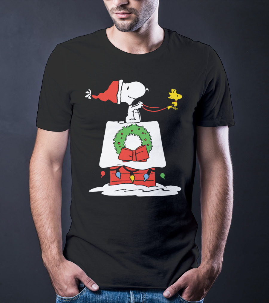 Peanuts Snoopy Santa Woodstock Christmas Wreath Doghouse Lights T-Shirt