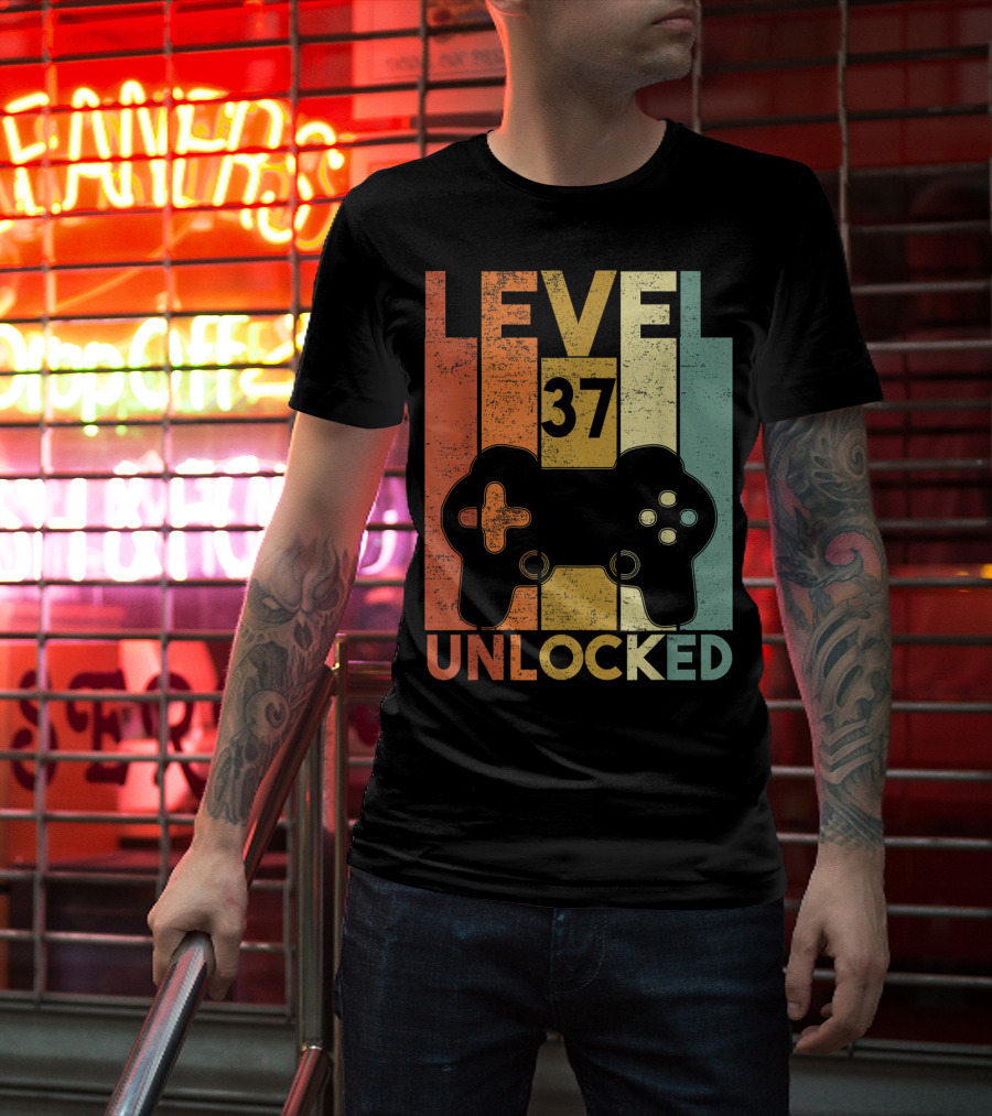 Level 37 Unlocked 1983 Birthday Gaming Controller T-Shirt