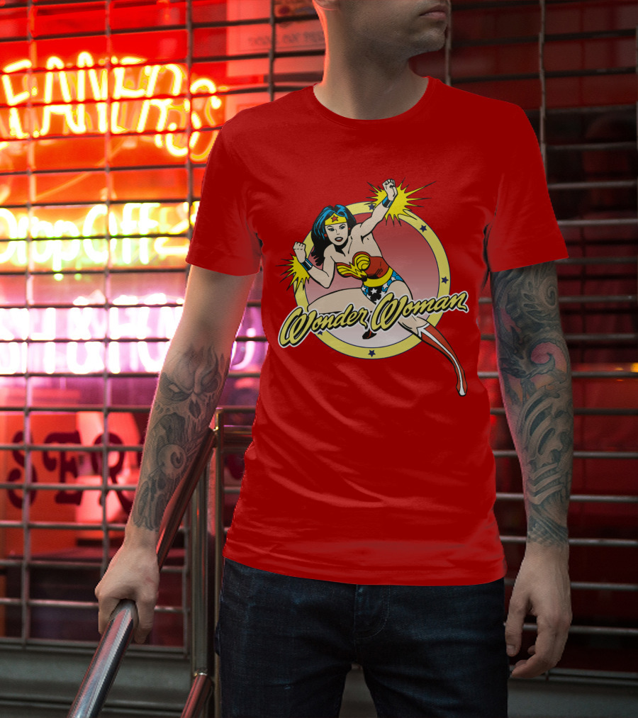 Wonder Woman Dynamic Heroic Pose Comic T-Shirt
