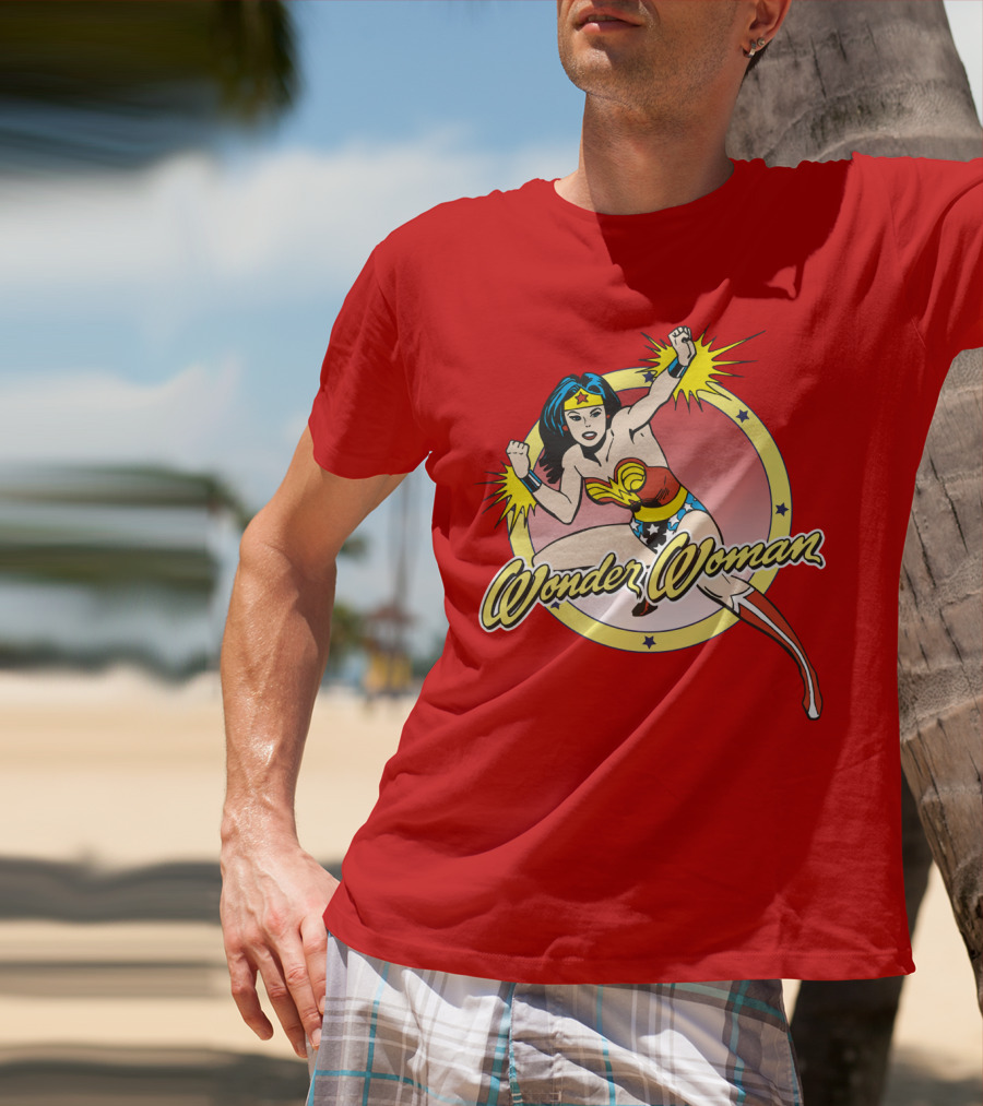 Wonder Woman Dynamic Heroic Pose Comic T-Shirt