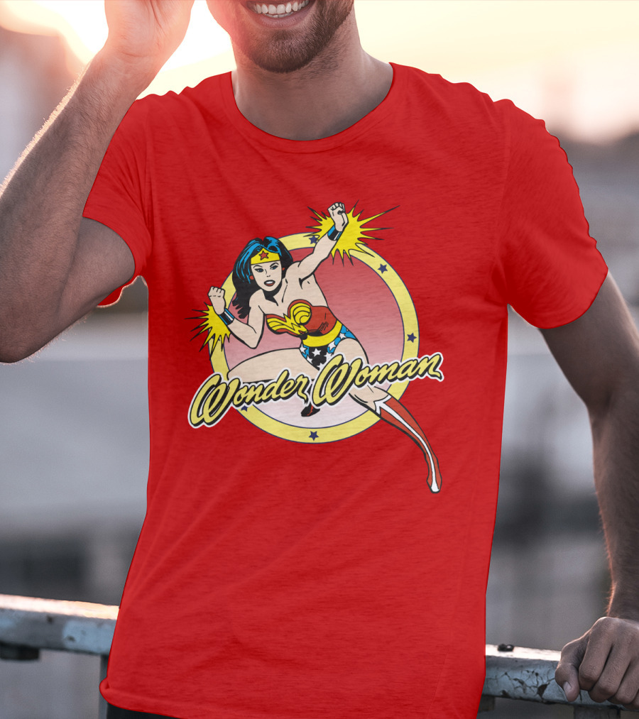 Wonder Woman Dynamic Heroic Pose Comic T-Shirt