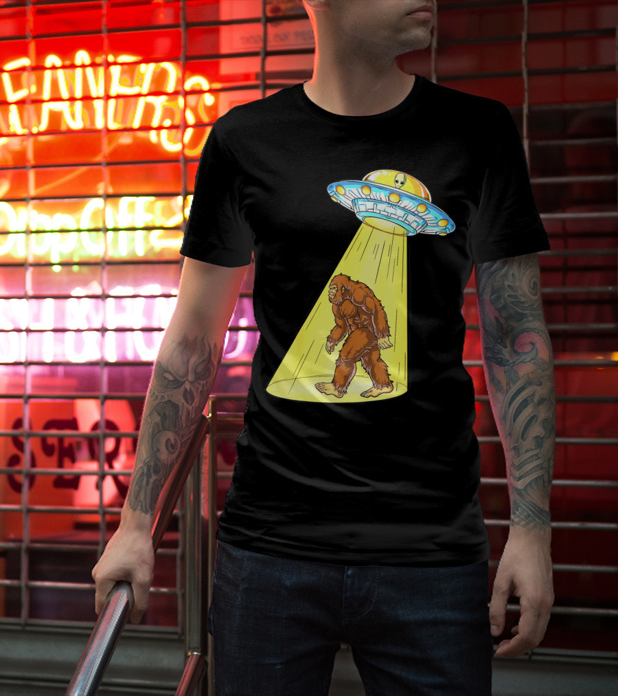 Bigfoot Sasquatch UFO Abduction Alien Flying Saucer T-Shirt