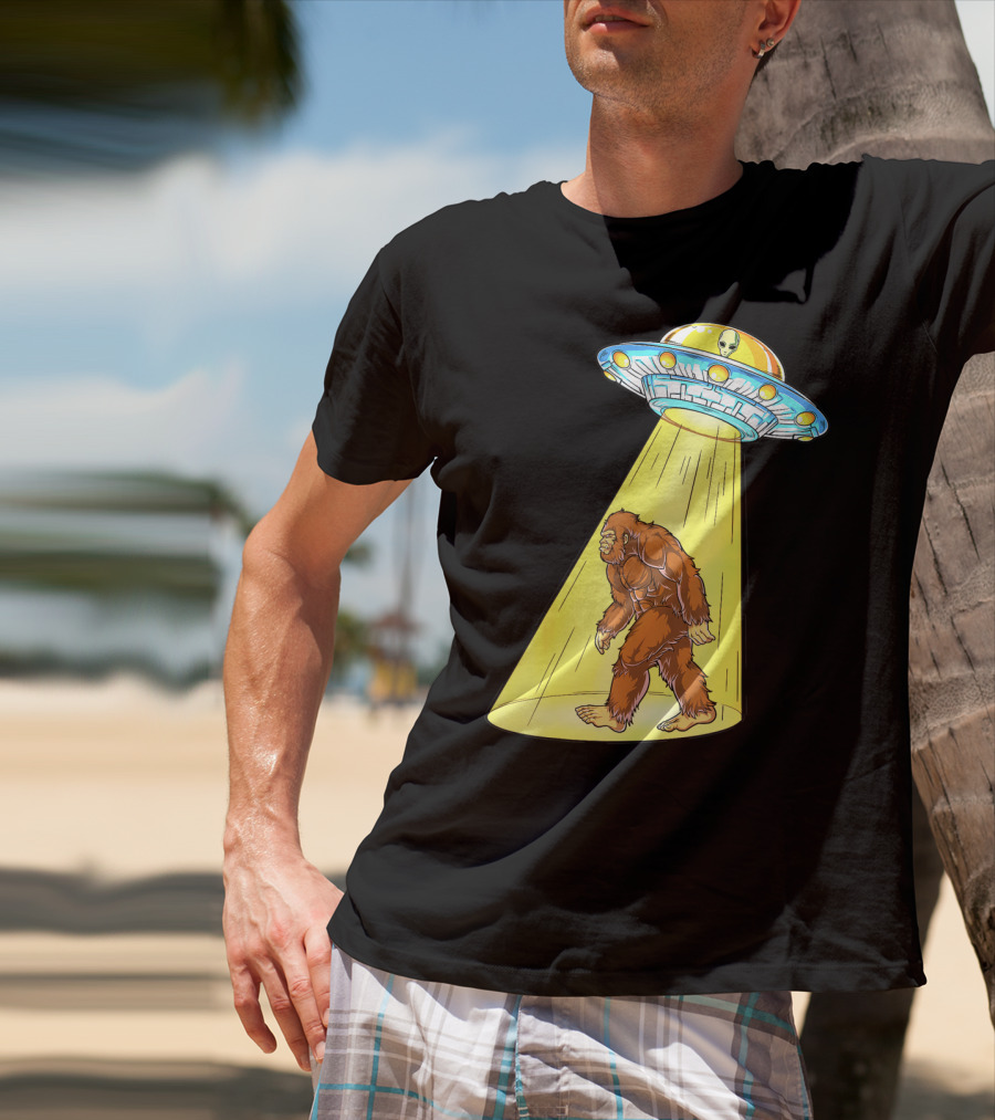 Bigfoot Sasquatch UFO Abduction Alien Flying Saucer T-Shirt
