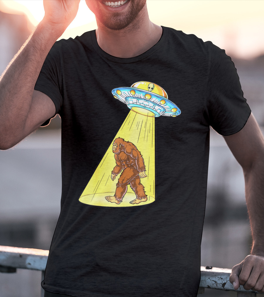 Bigfoot Sasquatch UFO Abduction Alien Flying Saucer T-Shirt