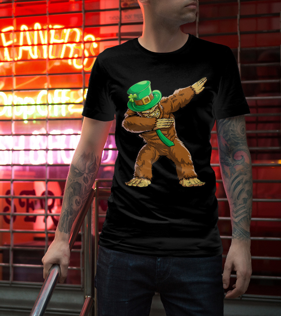 Dabbing Bigfoot St Patricks Day Leprechaun Hat T-Shirt
