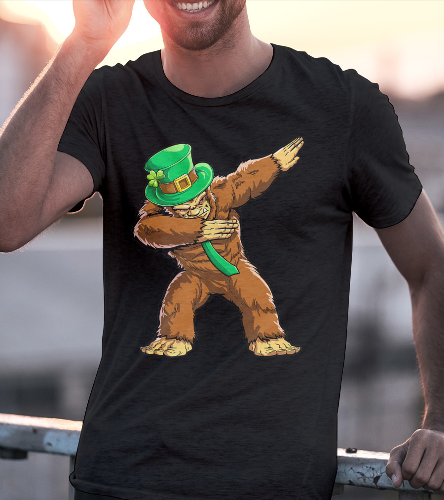 Dabbing Bigfoot St Patricks Day Leprechaun Hat T-Shirt
