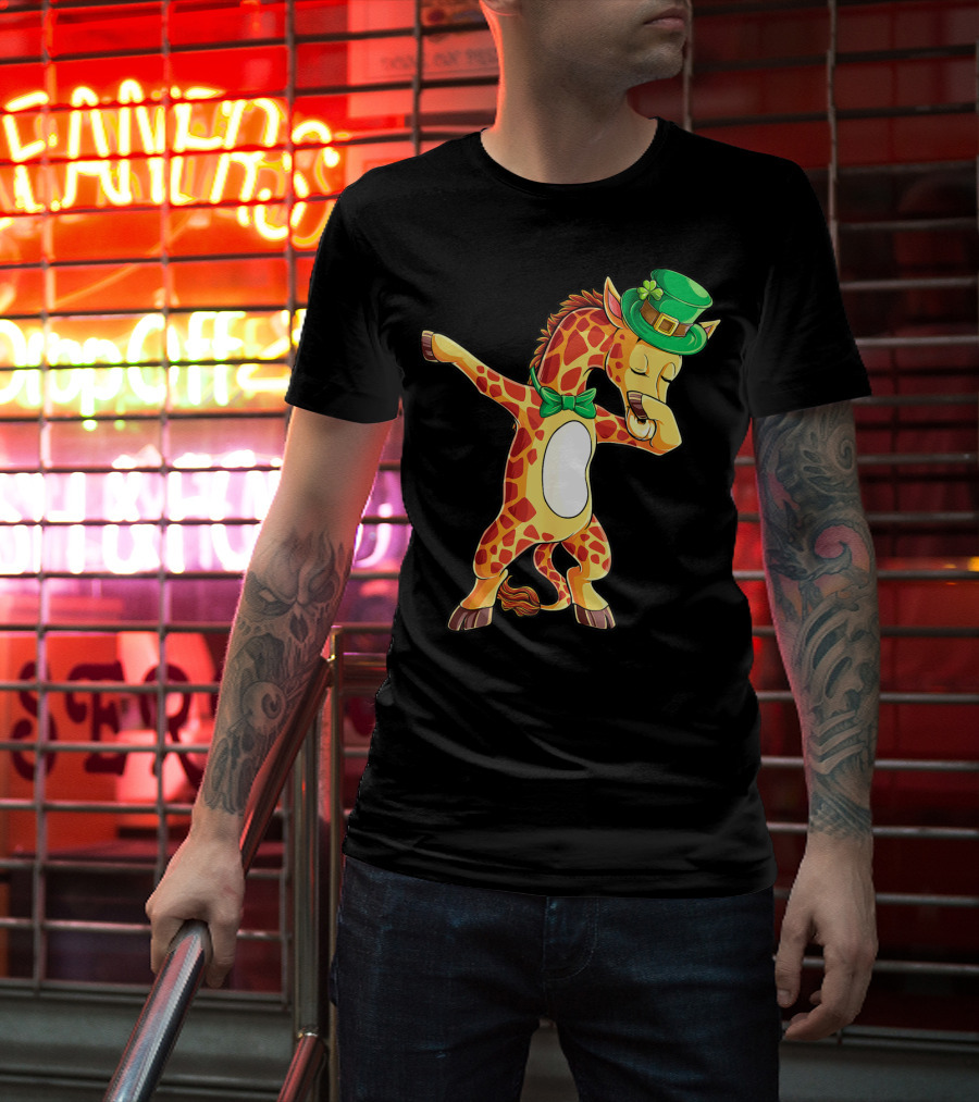 Dabbing Giraffe St Patricks Day Leprechaun Hat Green Bowtie T-Shirt