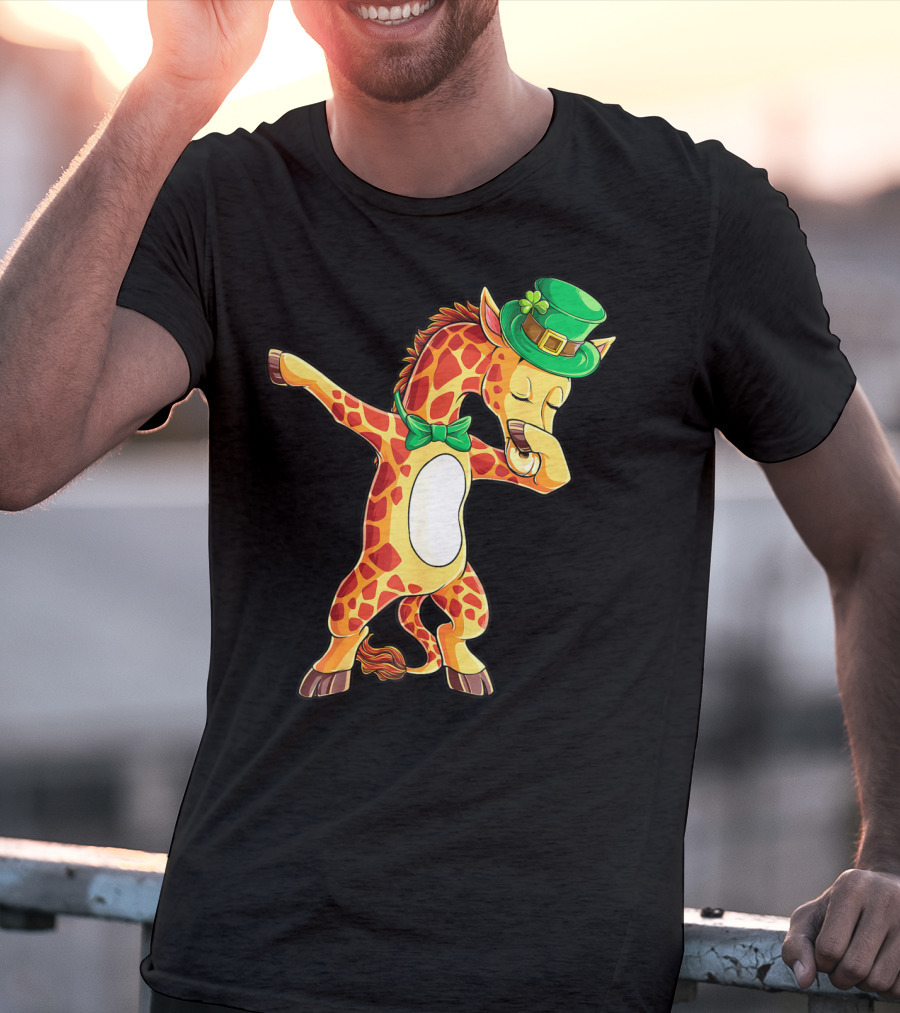 Dabbing Giraffe St Patricks Day Leprechaun Hat Green Bowtie T-Shirt