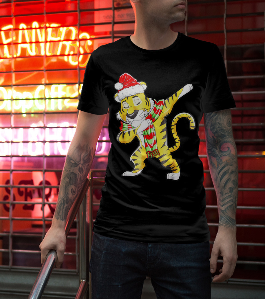 Dabbing Tiger Santa In Santa Hat And Festive Scarf T-Shirt