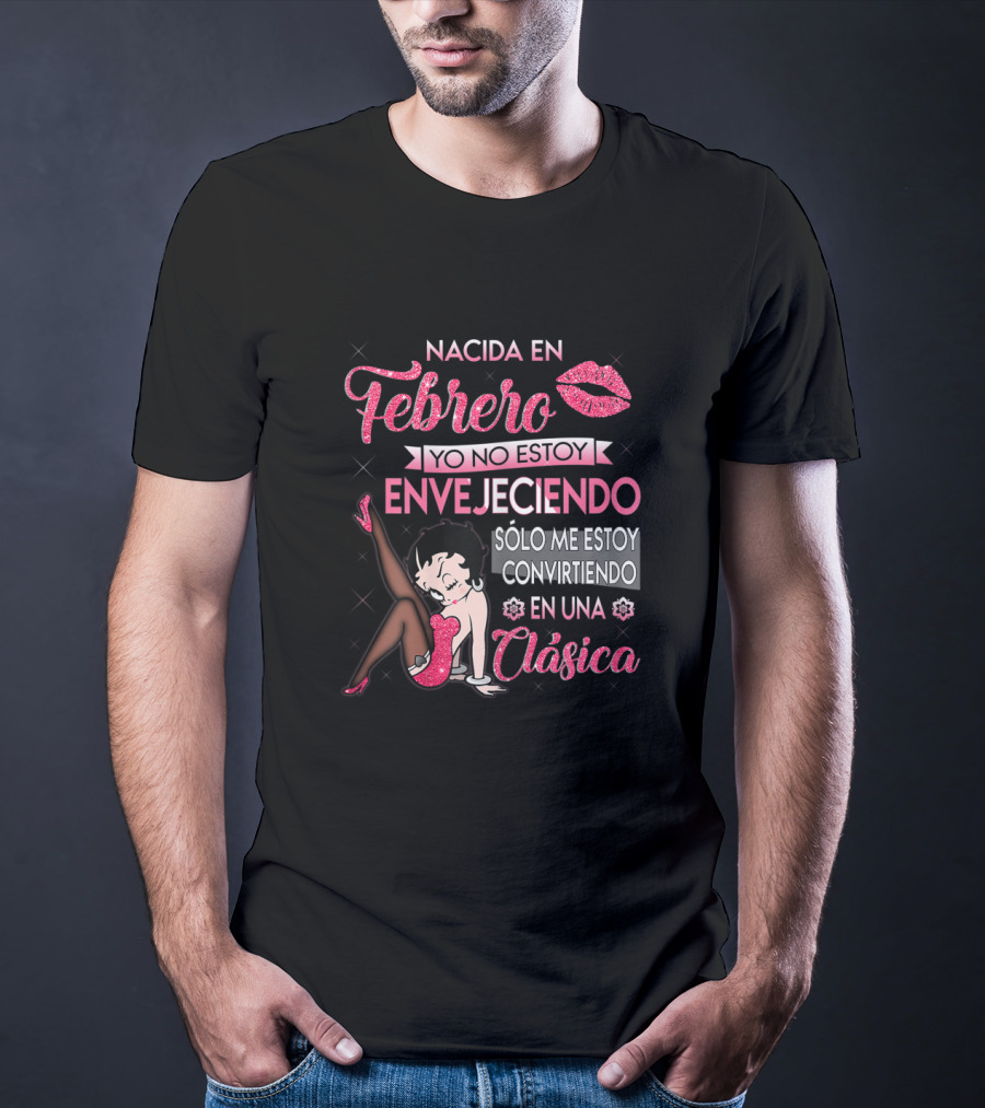 Nacida En Febrero Clásica Yo No Estoy Envejeciendo Solo Me Estoy Convirtiendo T-Shirt