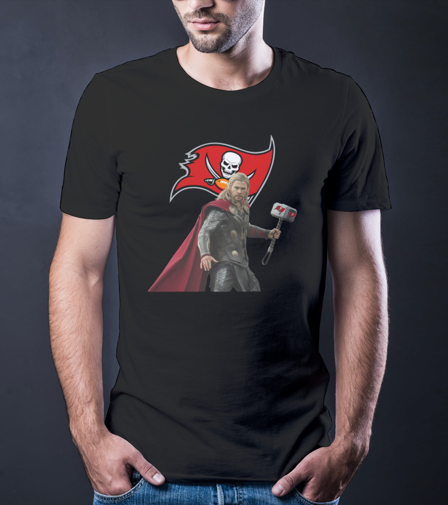 Tampa Bay Buccaneers Thor With Hammer And Skull Flag T-Shirt