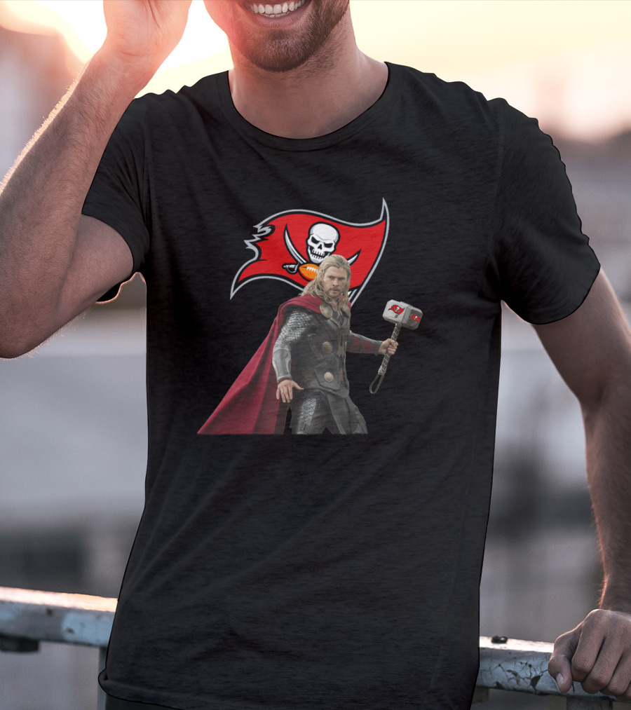 Tampa Bay Buccaneers Thor With Hammer And Skull Flag T-Shirt