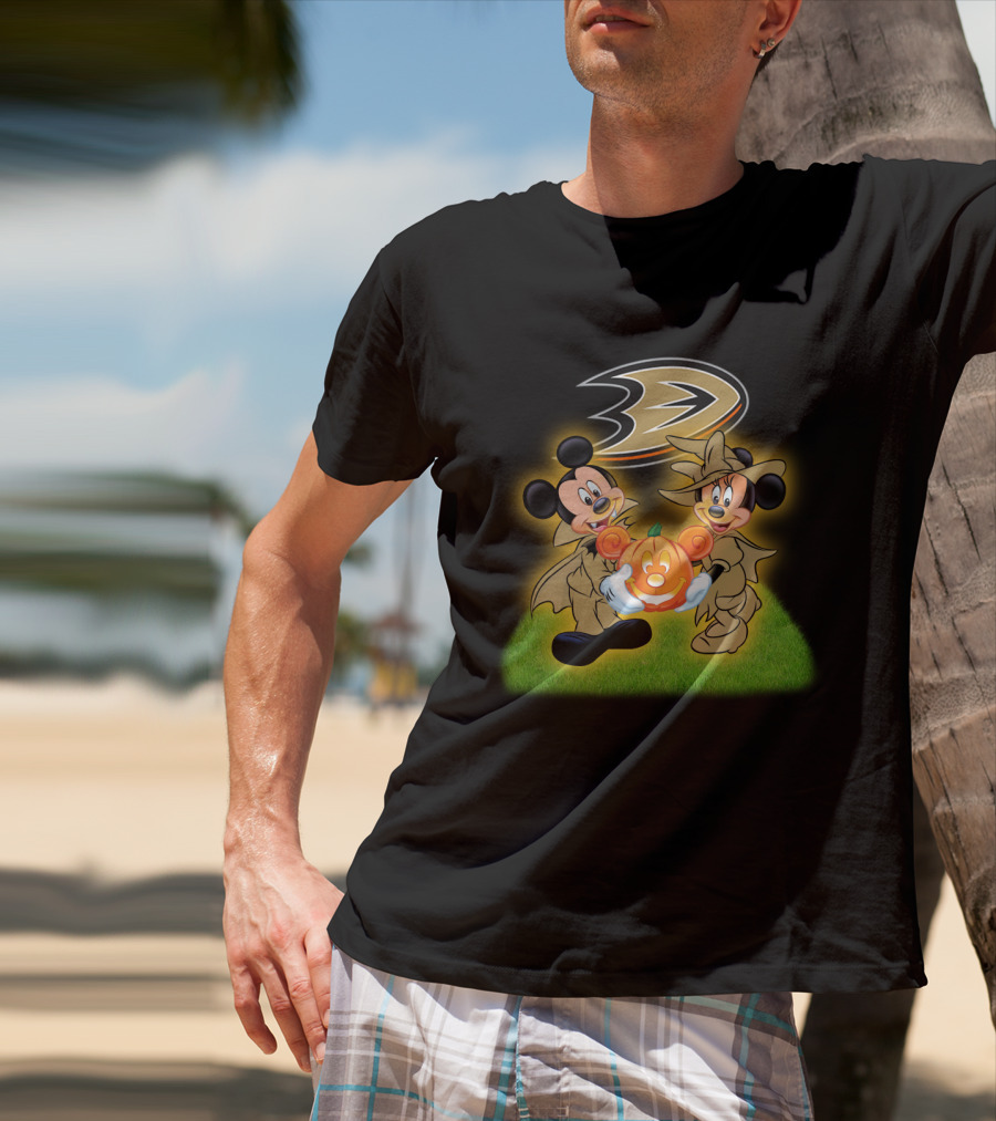 Anaheim Ducks Halloween With Mickey And Minnie Holding Pumpkin T-Shirt
